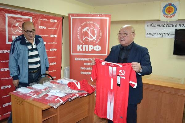 Республика Калмыкия. КПРФ подарила женской волейбольной команде спортивные костюмы с партийной символикой