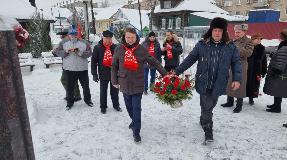 «Сталин с нами!». Нижегородские коммунисты отметили 143-ю годовщину со дня рождения И.В. Сталина