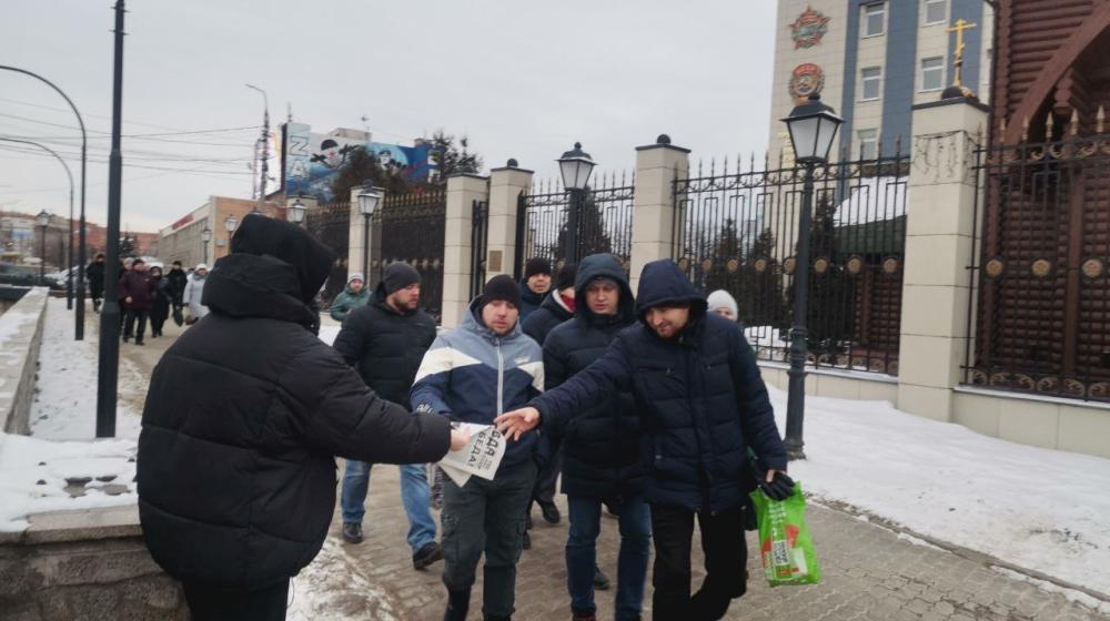 Тульские коммунисты раздали рабочим оборонных предприятий газету с выступлением лидера КПРФ Г.А. Зюганова