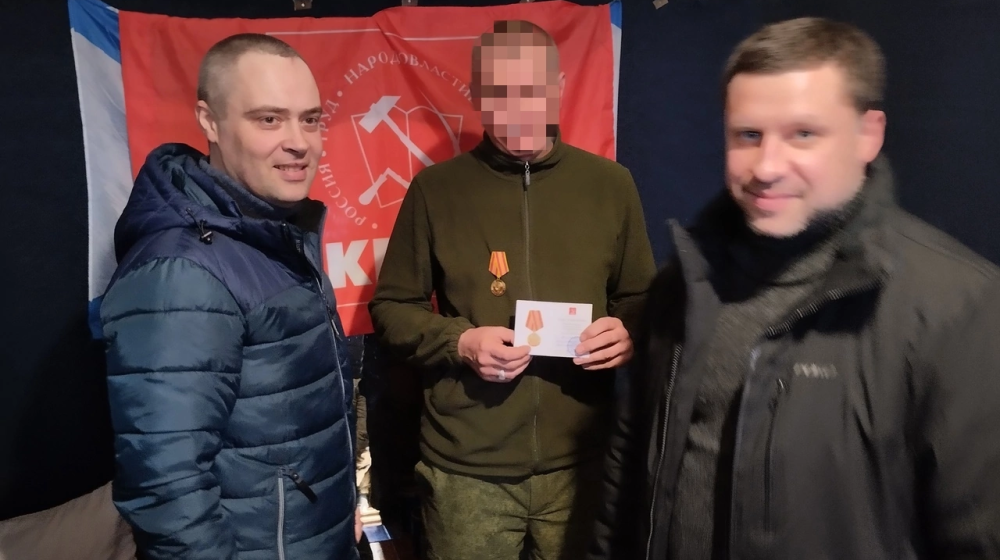 Донецкие коммунисты наградили бойцов на фронте медалями «100 лет СССР»