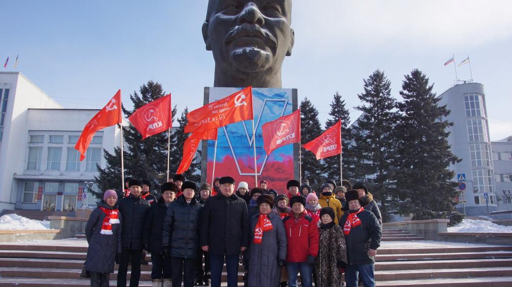 Республика Бурятия: Цветы – вождю пролетариата