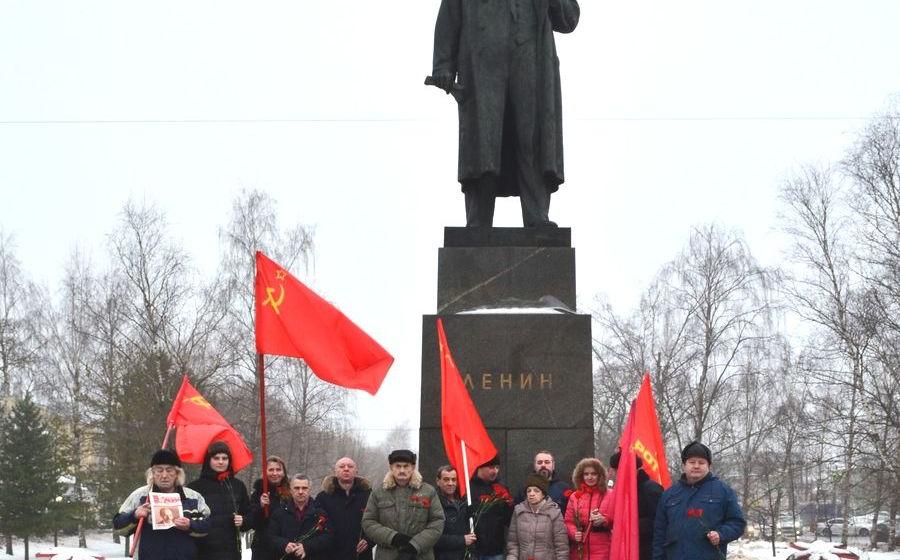 Вологда. Бронежилеты против гвоздик