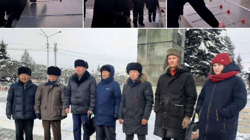 Тува. Возложение цветов к памятнику Ленину в Кызыле