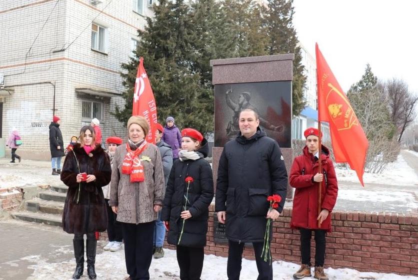 Сталинградские коммунисты провели торжественный митинг, посвященный 20-летию со дня открытия обелиска «Коммунисты вперед!»