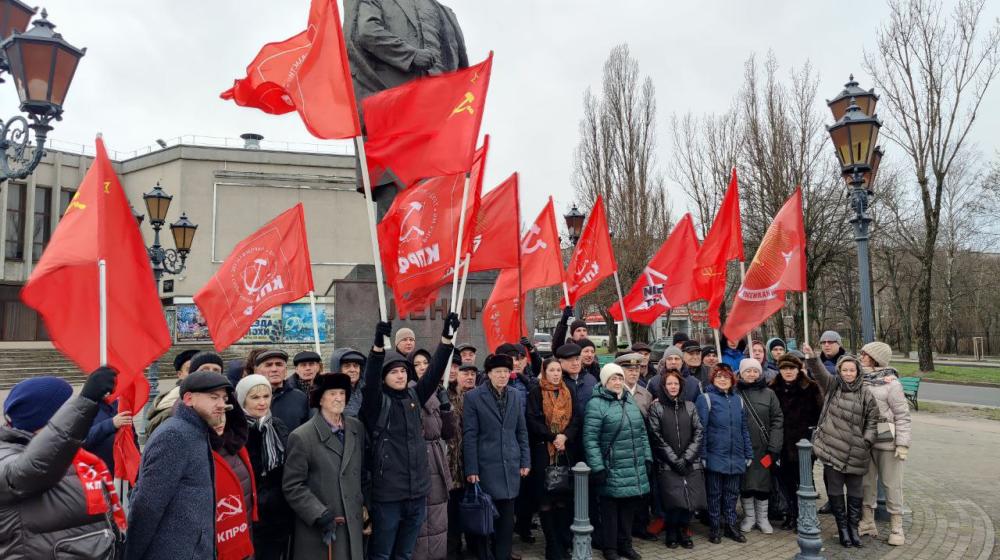 Коммунисты Калининграда возложили цветы к памятнику Ленина