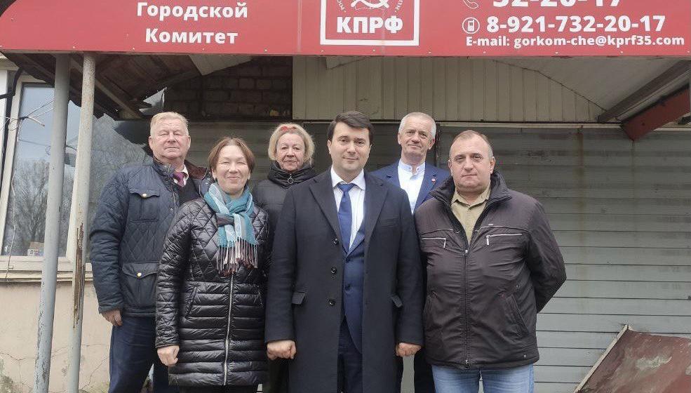 Олег Лебедев помогает восстановить водоснабжение в деревне Пигалева Горка Вологодской области