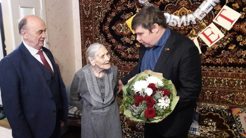 Архангельская область. Ровесница Советского Союза. Архангельский коммунист Августа Аксёнова отметила 100-летний юбилей
