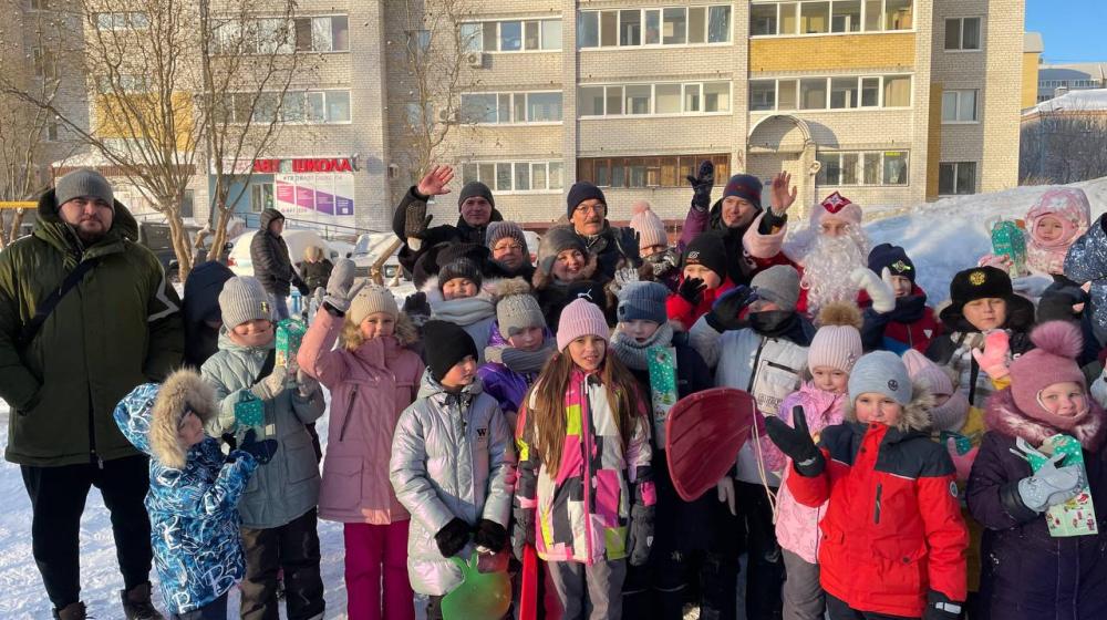 Коммунисты Центрального района Тюмени построили ледовую горку и провели праздничное открытие для детей с конкурсами и подарками