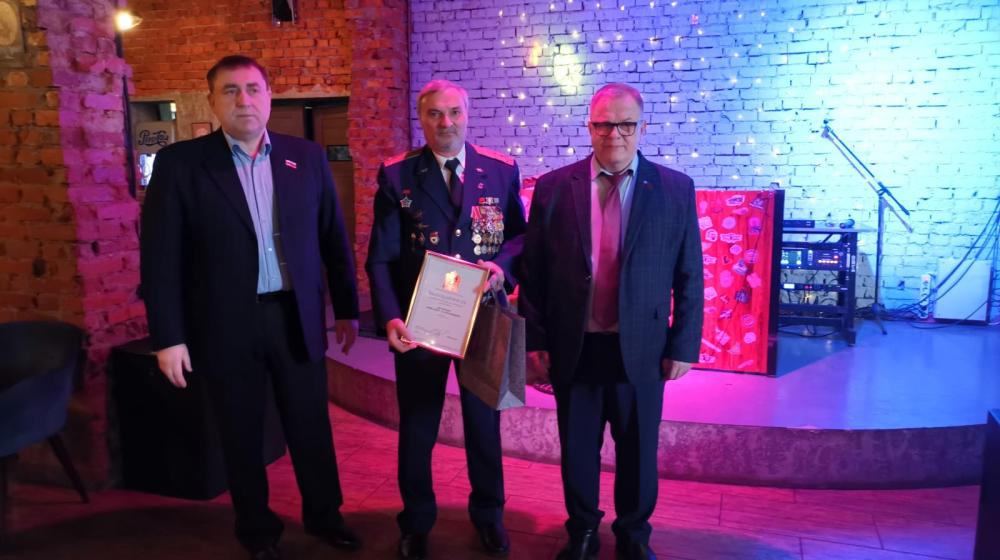 Руководитель фракции КПРФ в Московской областной Думе Александр Наумов вручил награды воинам-интернационалистам
