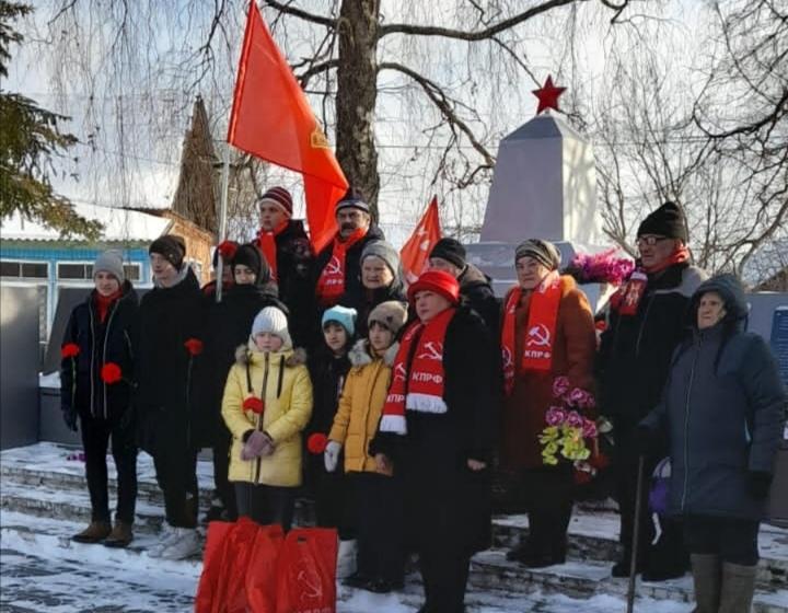 Подмосковные коммунисты отметили День Советской Армии и Военно-Морского флота по всему региону