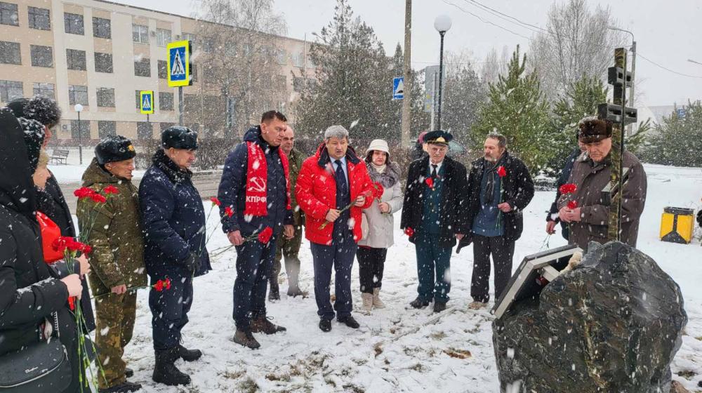Белгородская область. Алые гвоздики – дань памяти жертвам фашистов на Камышитовом заводе