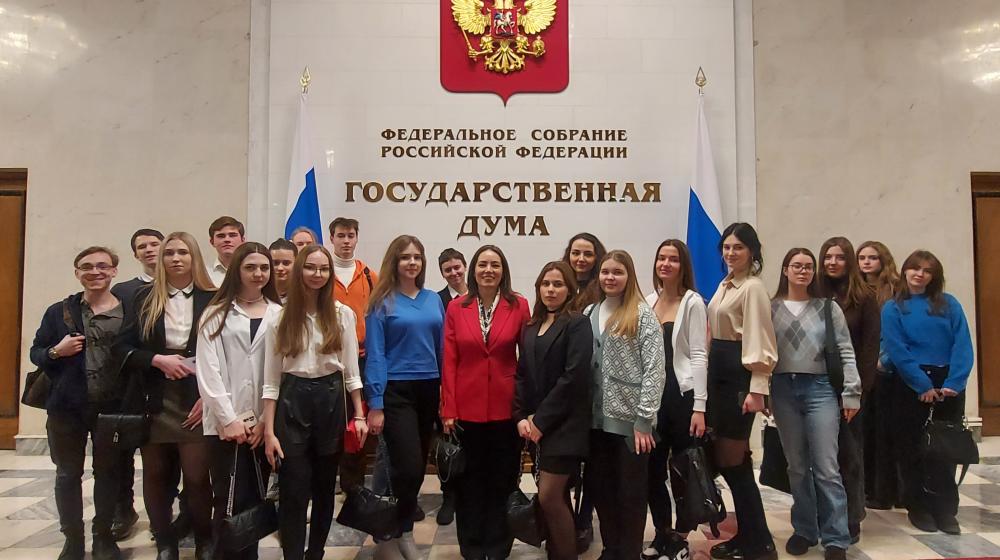 Студенты РГГУ и Колледжа МИД РФ посетили выставку «КПРФ на защите трудящихся. 30 лет возрождению партии»