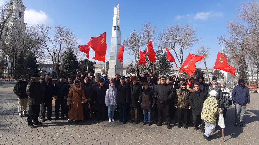 Астрахань. Цветы - защитникам отечества
