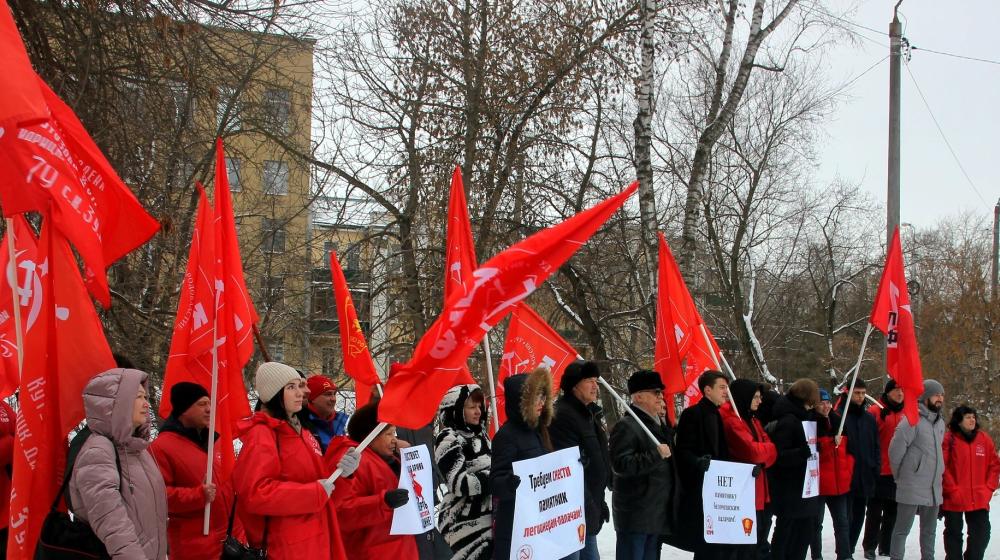 В Пензе прошла акция за снос памятника белочешским убийцам