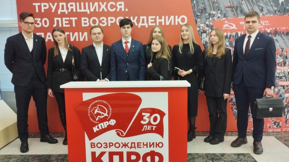 Студенты Финансового университета при Правительстве Российской Федерации посетили выставку, посвящённую 30-летию КПРФ