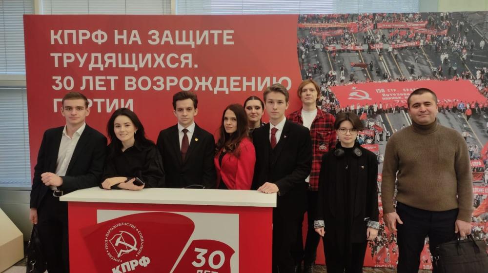 Делегация Московского горкома Ленинского Комсомола посетила выставку, посвящённую 30-летию возрождения КПРФ