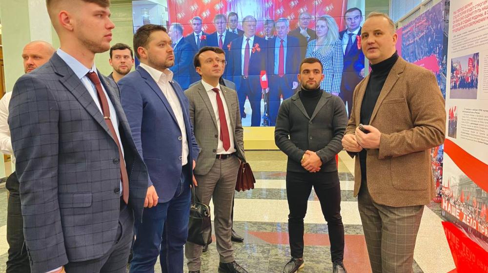 Делегация коммунистов Владимирской области посетила в Госдуме выставку КПРФ к 30-летию возрождения Компартии