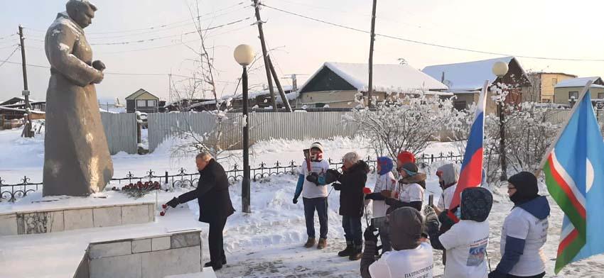 Коммунисты Якутии организованно отметили 105-ю годовщину Советской Армии и Военно-Морского Флота