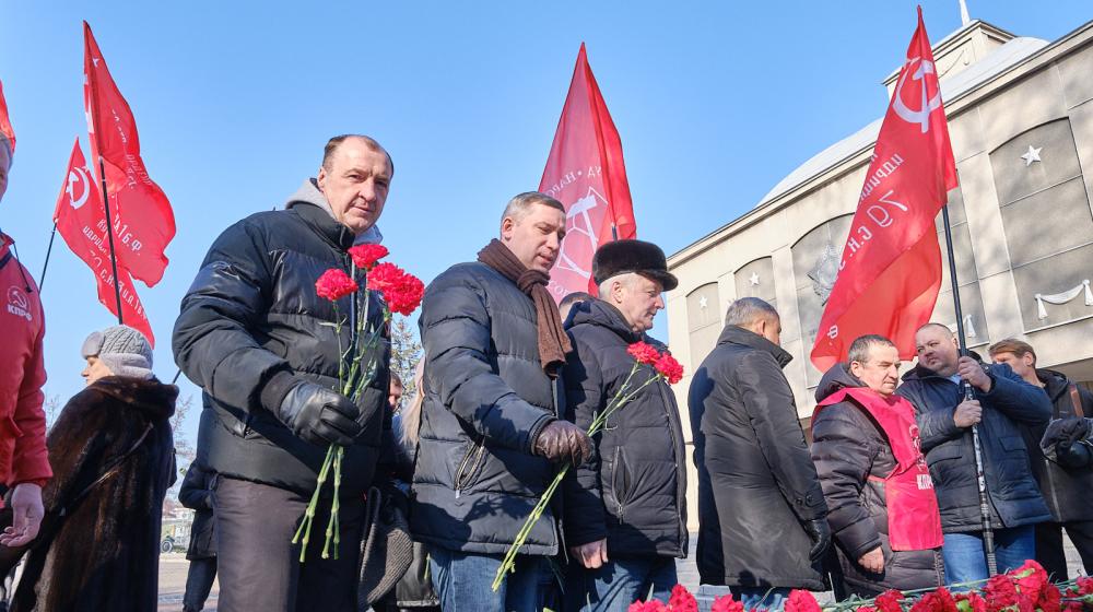 Красноярский край. Красноярские коммунисты возложили цветы у Вечного Огня рядом с Мемориалом Победы и организовали концерт