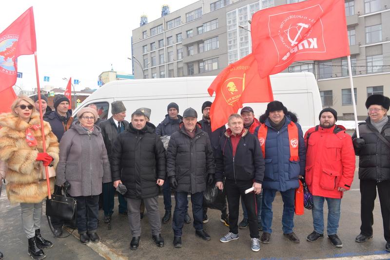 Новосибирские коммунисты отправили гуманитарный конвой на Донбасс