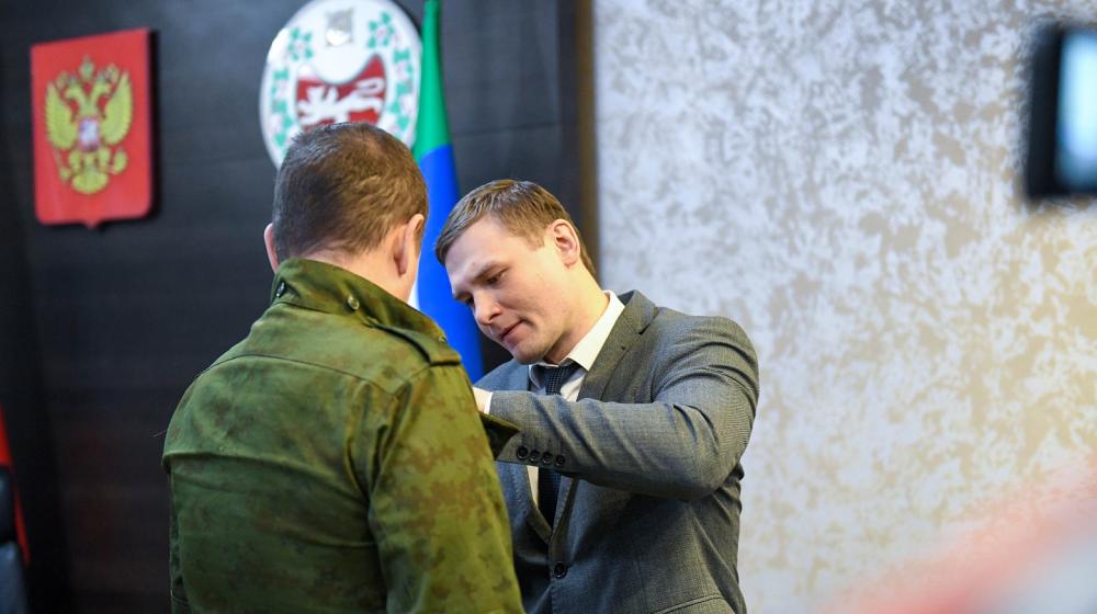 Глава Хакасии Валентин Коновалов вручил государственные награды участникам специальной военной операции