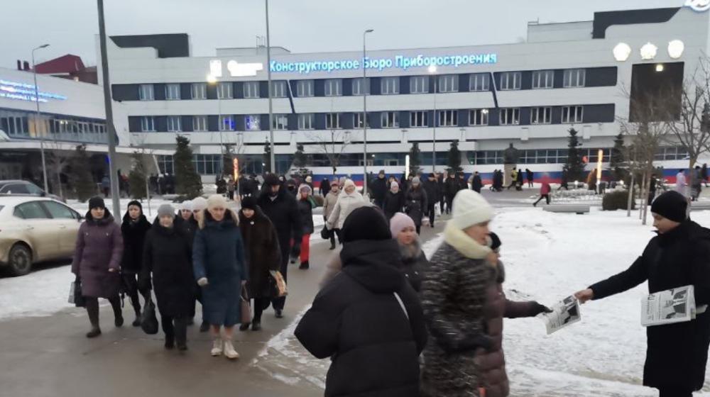 Тульские коммунисты организовали раздачу партийных газет с выступлением лидера партии Г.А. Зюганова рабочим предприятий города Тулы