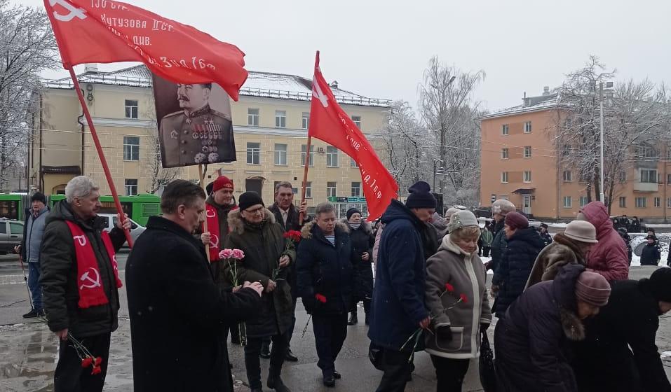 В Пскове делегация КПРФ возложила цветы к Могиле неизвестного солдата