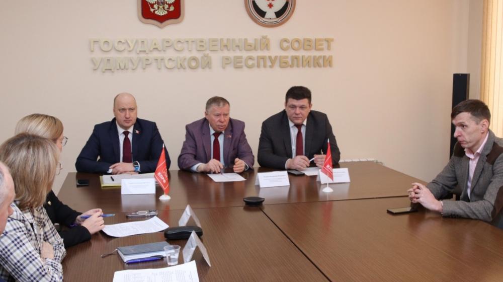 Удмуртская Республика. Вопросы оказания высокотехнологичной медицинской помощи обсудили на расширенном заседании депутатов КПРФ
