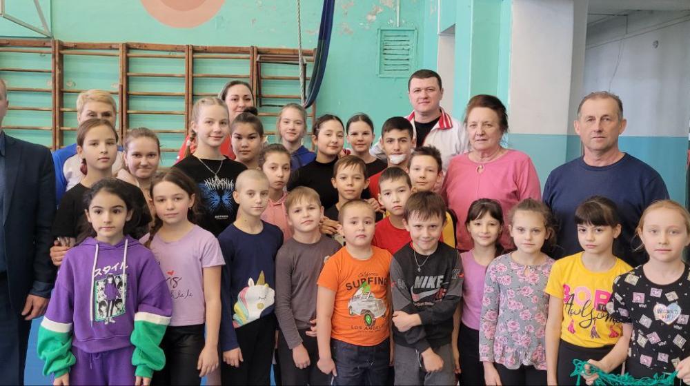 Лидер коммунистов Волгоградской области Тамара Головачева вручила подарки юным спортсменам