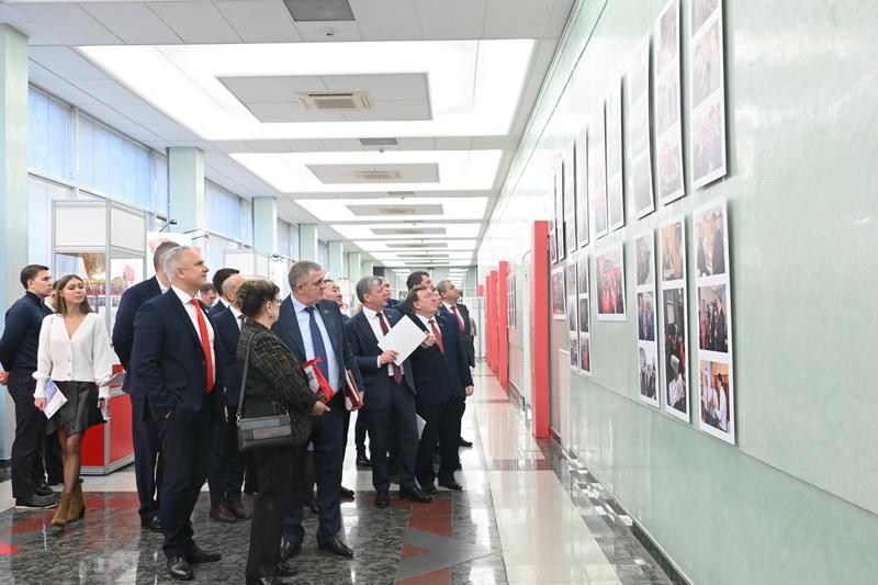 Депутаты КПРФ в Госдуме встретились с министром И.Э. Файзуллиным и посетили выставку, посвященную 30-летию возрождения нашей партии