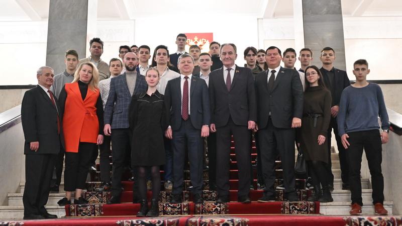 Д.Г. Новиков представил молодежной делегации из Московской области выставку в Госдуме, посвященную 30-летию возрождения нашей партии