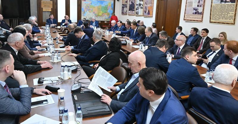 Г.А. Зюганов наградил депутатов фракции КПРФ в Госдуме памятными медалями к 80-летию Сталинградской битвы