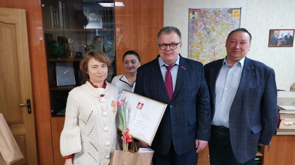 Руководитель фракции КПРФ в Мособлдуме Александр Наумов поздравил с Международным женским днём сотрудниц редакции газеты «Призыв» в Домодедове