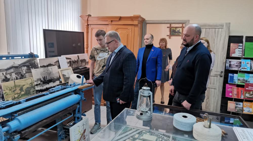 Руководитель фракции КПРФ в Мособлдуме Александр Наумов осмотрел музейную экспозицию в краеведческом отделе Городского центра культуры и досуга в Озёрах