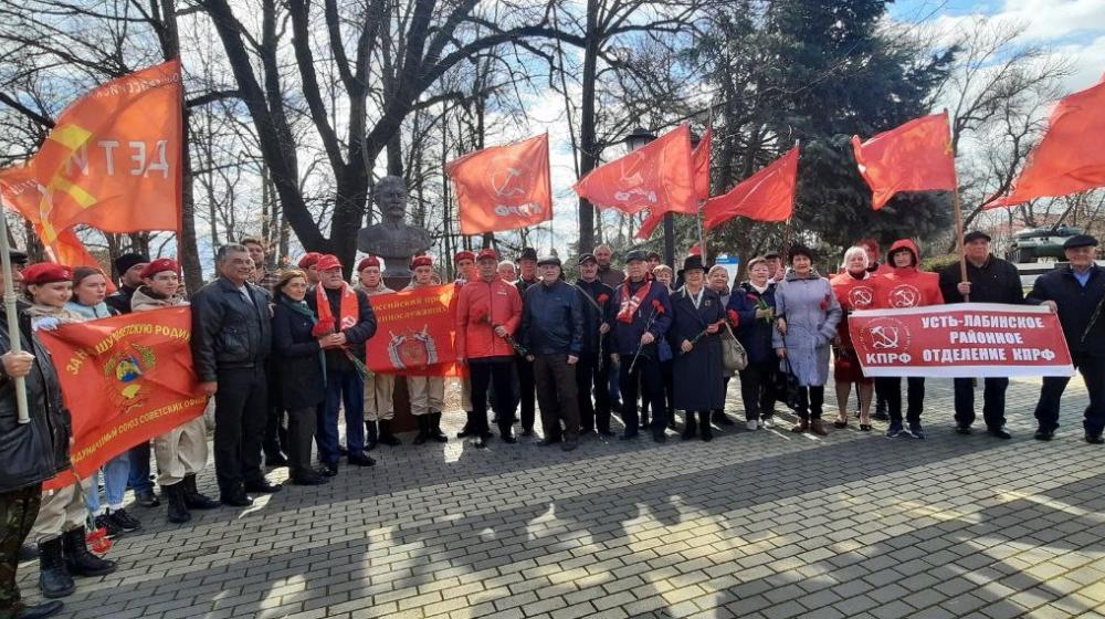 В День памяти И.В. Сталина в Белореченске прошла совместная акция коммунистов Краснодарского края и Республики Адыгея