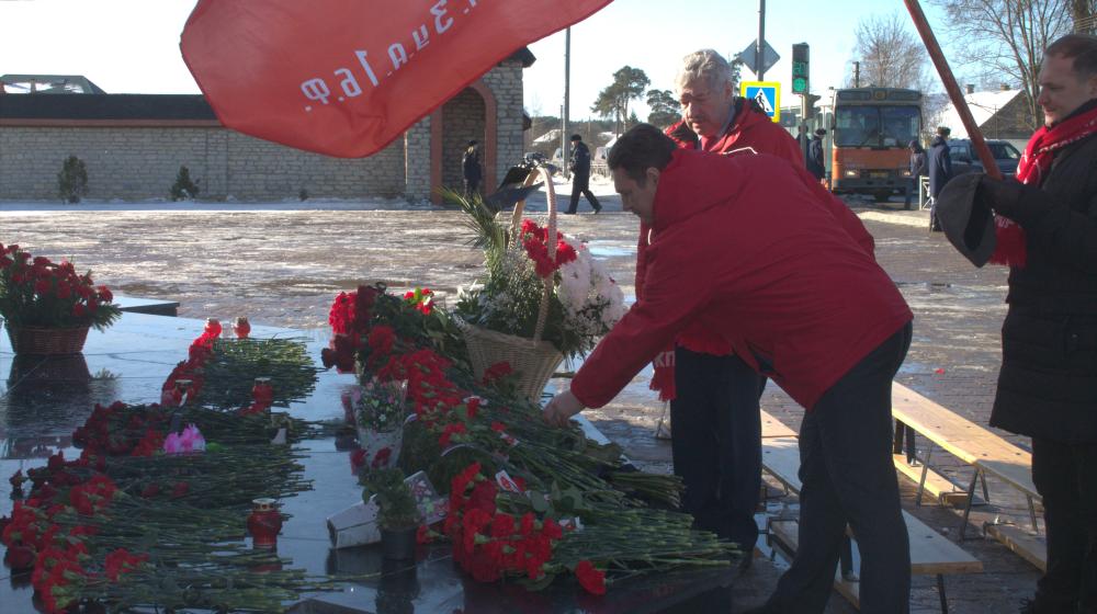 К памятнику «Купол» под Псковом коммунисты торжественно возложили цветы в День памяти 6-й роты