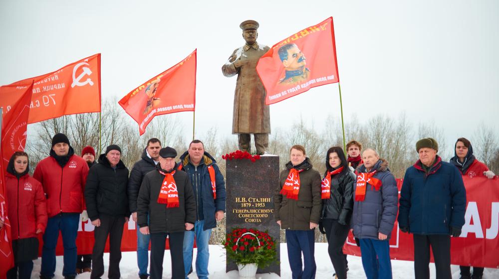 Нижегородские коммунисты возложили цветы к памятнику И. В. Сталину