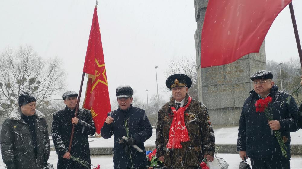 Коммунисты Калининграда почтили память И.В. Сталина