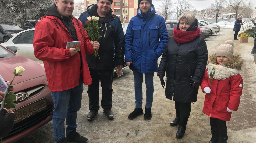 Костромские коммунисты поздравили женщин на улицах областного центра