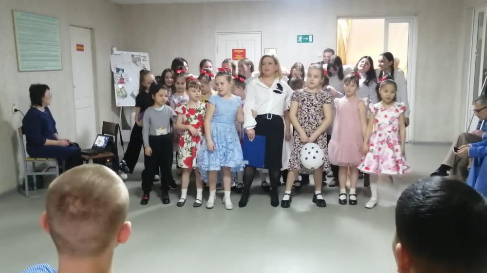 Пионеры Екатеринбурга выступили перед ранеными бойцами в госпитале