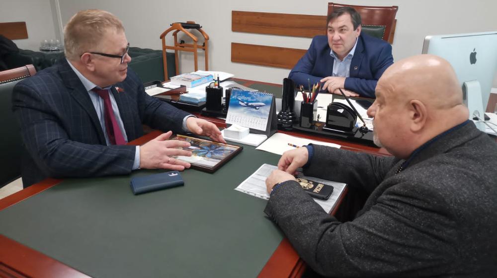 Руководитель фракции КПРФ Александр Наумов вручил награды Московской областной Думы руководителям НПП «Аэросила»