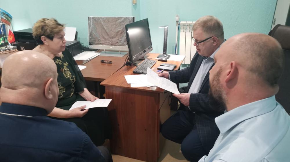 Руководитель фракции КПРФ в Московской областной Думе Александр Наумов провел приём граждан Озёрах