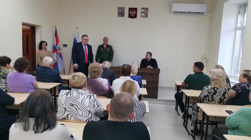 Руководитель фракции в Мособлдуме КПРФ Александр Наумов поздравил сотрудников военкоматов г.о. Домодедово и Ленинского г.о.