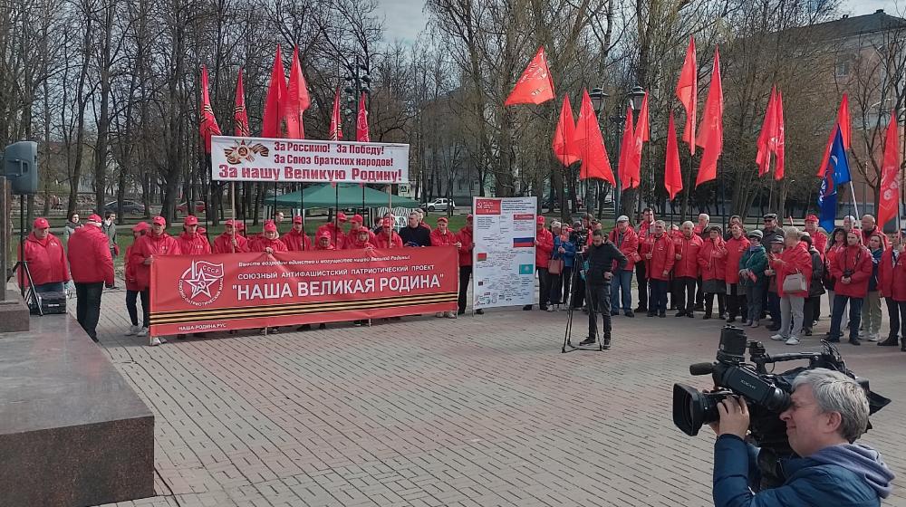 В Великий Новгород прибыл автопробег патриотической марш-эстафеты проекта "Наша Великая Родина"