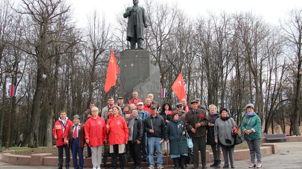 В Новгородской области в День рождения Владимира Ильича Ленина прошли субботники партийные собрания и торжественные возложения цветов