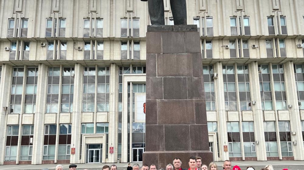 Тульский обком партии отметил День рождения В.И. Ленина массовыми возложениями цветов к памятникам и субботниками по всему региону