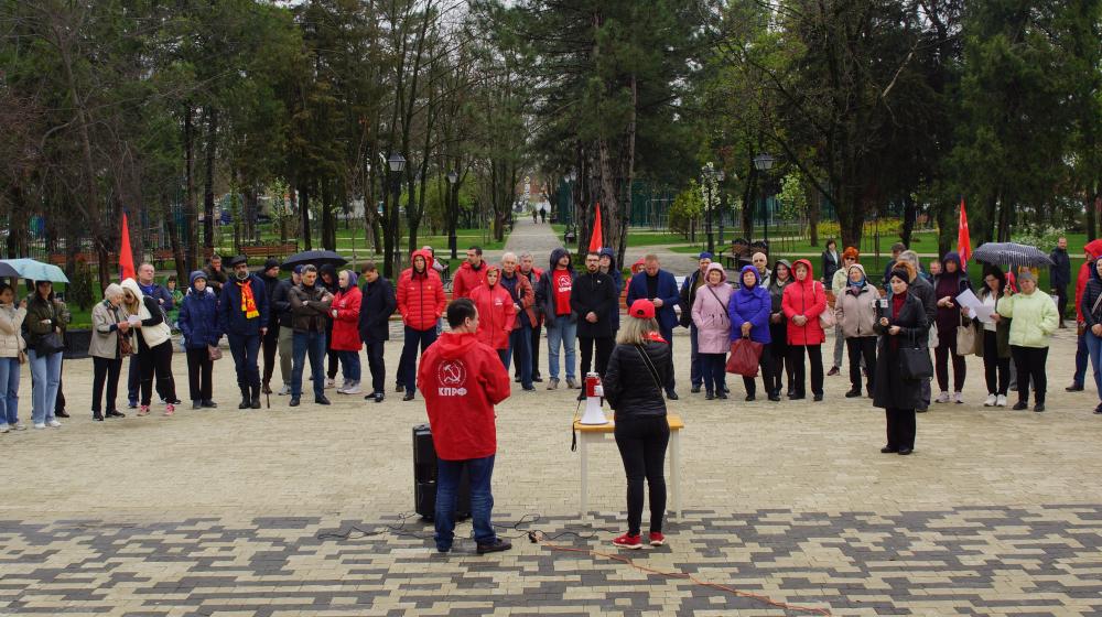 Краснодар. Митинг коммунистов и беспартийных потребовал от власти навести порядок в электросетевом хозяйстве и сфере переработки мусорных отходов