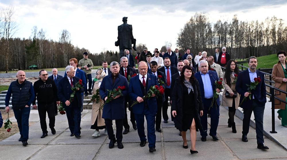 Г.А. Зюганов посетил Мемориальный комплекс Хатынь и Храм-памятник в честь всех святых и в память о жертвах, спасению отечества нашего послуживших