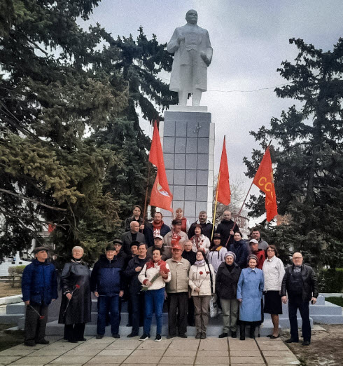 В Саратове возложили цветы к памятнику В.И. Ленину