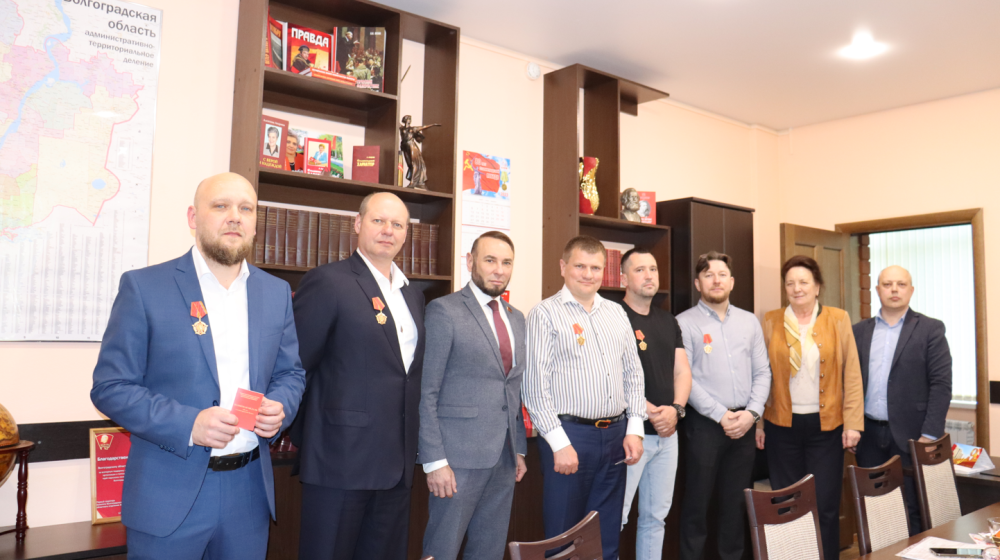 Волгоградская область. КПРФ наградила памятными медалями предпринимателей, которые приняли активное участие в формировании гуманитарного груза для Донбасса